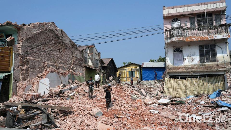 Unzählige Häuser stürzten bei dem Erdbeben der Stärke 7,7 ein. (Archivbild) Bild: Aung Shine Oo/AP/dpa