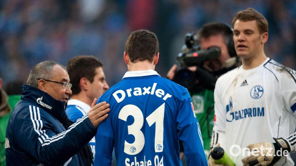 Felix Magath (l) trainiert auf Schalke einst auch Manuel Neuer (r). (Archivbild) Bild: picture alliance / dpa
