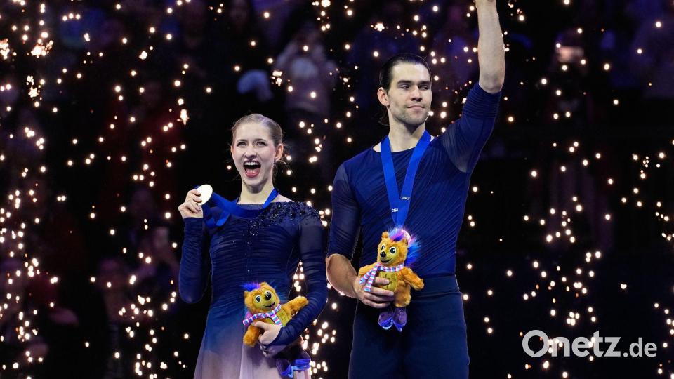 Minerva Hase (l) und Nikita Volodin holten erstmals WM-Gold im Paarlaufen. Bild: Petr David Josek/AP/dpa
