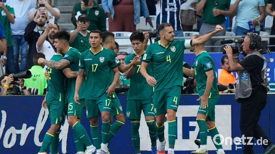 Der von Miguelito (Mitte) verwandelte Elfmeter entschied die Partie zugunsten von Bolivien. Bild: Fernando Llano/AP/dpa