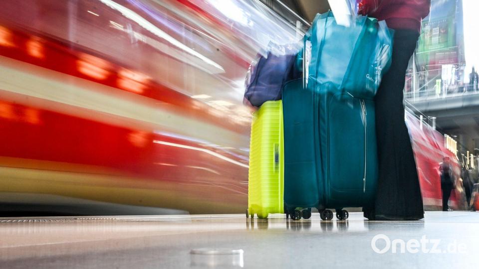Osterreiseverkehr rollt an: Viele Reisende strömen zum Berliner Hauptbahnhof Bild: Jens Kalaene/dpa