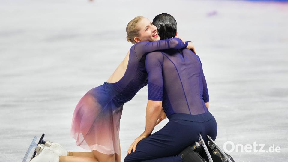 Minerva Hase (l) und Nikita Volodin krönten ihre Saison mit WM-Gold. Bild: Petr David Josek/AP/dpa