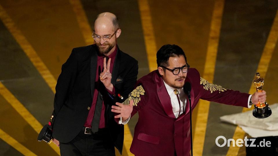Daniel Schreinert (l) und Daniel Kwan wurden mehrfach für ihren Film „Everything Everywhere All at Once“ bei den Oscars ausgezeichnet. (Archivbild) Bild: Chris Pizzello/Invision/AP
