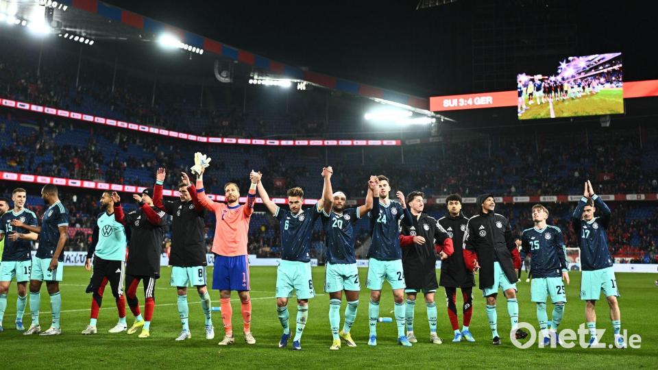 Die deutsche Mannschaft feiert nach dem Abpfiff den Sieg. Bild: Tom Weller/dpa