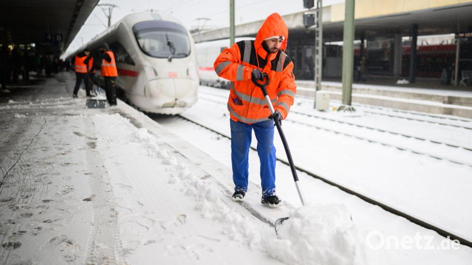 Extremwetter sorge im Januar und Februar für erhebliche Einschränkungen im Fernverkehr. (Archivbild) Bild: Julian Stratenschulte/dpa