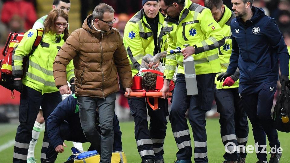 Sammie Szmodics wird vom Platz getragen. Bild: Vit Tcherny/AP/dpa