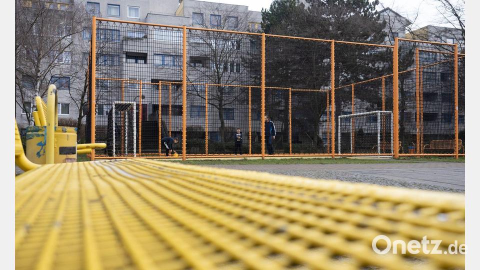 Wer auf einem Bolzplatz gekickt hat, hat etwas für das Leben gelernt. (Archivbild) Bild: Paul Zinken/dpa