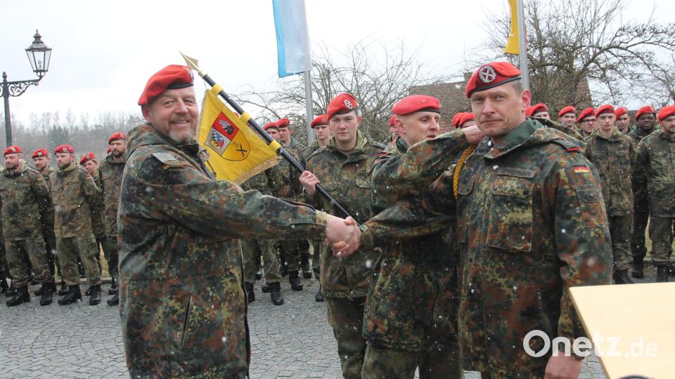 Stabsfeldwebel Jens Oppermann (rechts) übernimmt von Oberstabsfeldwebel Roland Hecht (links) die Spießkordel. Bild: pi
