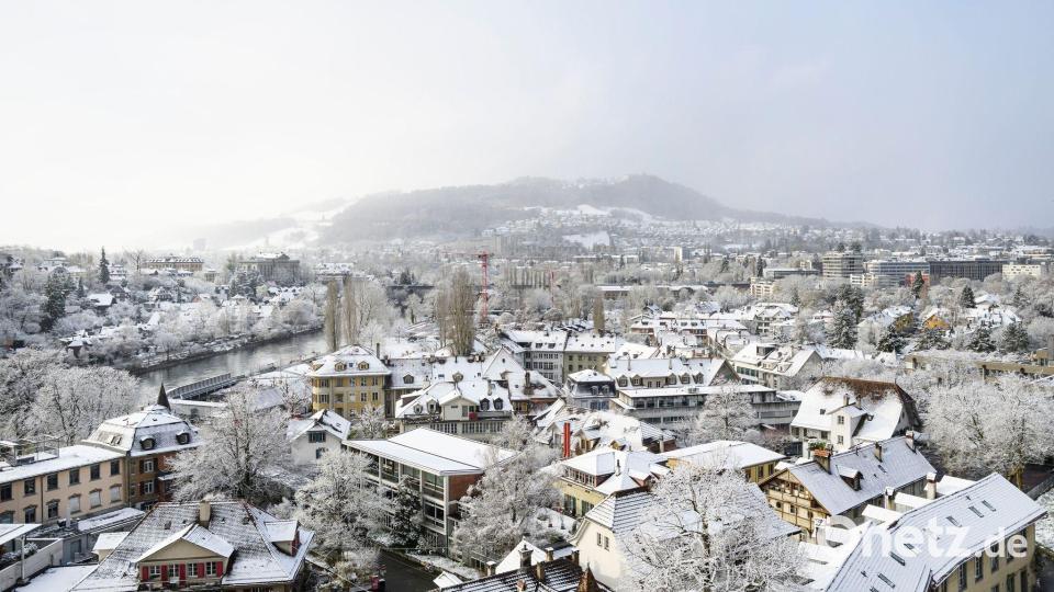Bern im Winterkleid: Schnee auf Dächern und Bäumen, der Gurten taucht aus leichtem Nebel auf Bild: Christian Beutler/KEYSTONE/dpa