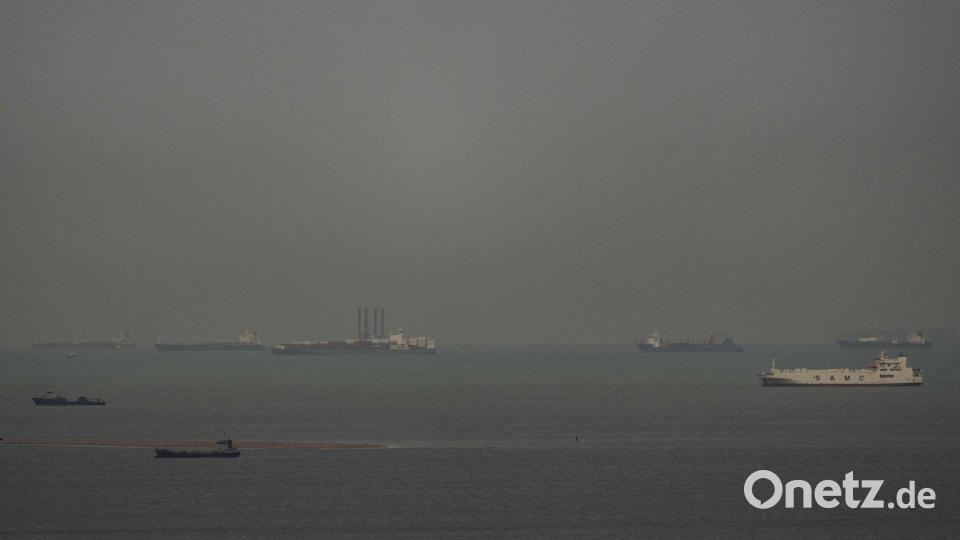 Die Schifffahrt wird durch den Iran-Krieg weiterhin massiv behindert. Bild: Uncredited/AP/dpa