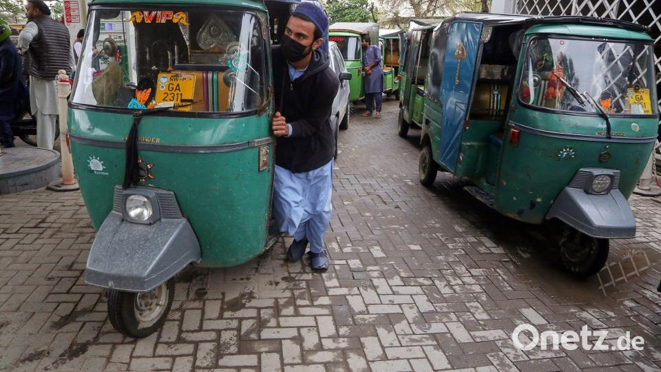 Schon seit drei Wochen kommt es an Tankstellen in Pakistan zu Schlangen. Bild: Muhammad Sajjad/AP/dpa