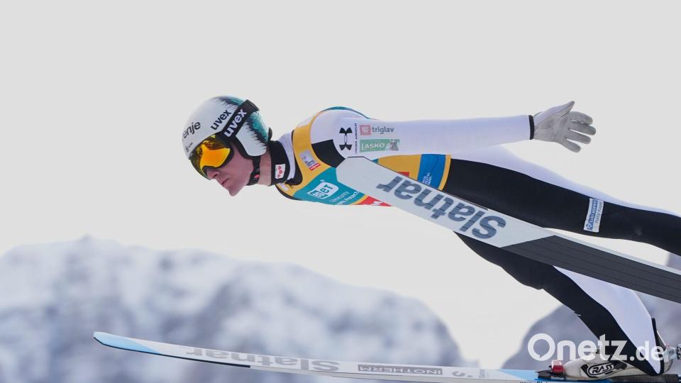 Domen Prevc ist in dieser Saison der mit Abstand beste Springer. Bild: Darko Bandic/AP/dpa