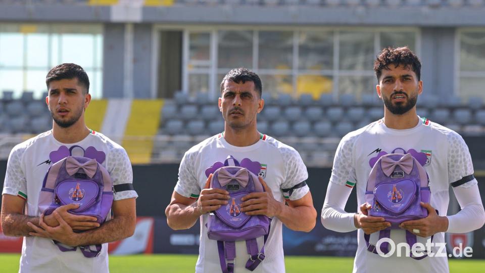 Mit Schulranzen erinnerten Irans Fußballer an den Angriff auf eine Mädchenschule. Bild: Riza Ozel/AP/dpa