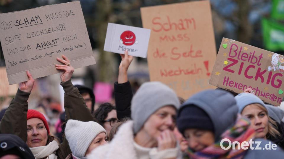 „Es reicht! Die Scham muss die Seite wechseln“: Mit dieser Forderung sind in der Hamburger Innenstadt Tausende auf die Straße gegangen. Bild: Marcus Brandt/dpa