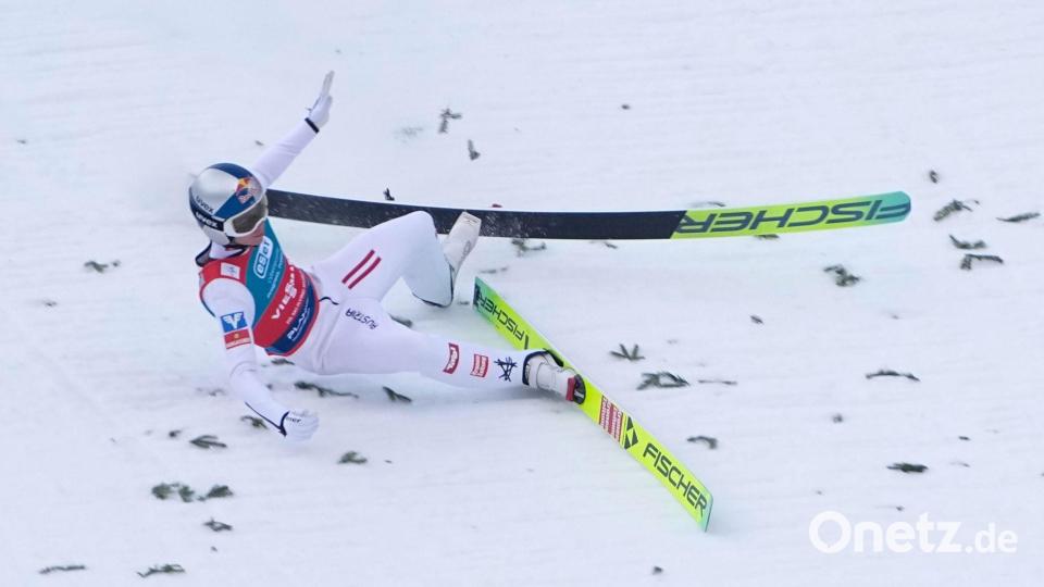 Der Österreicher Stephan Embacher stürzte nach seinem Sprung auf 240 Meter. Bild: Darko Bandic/AP/dpa