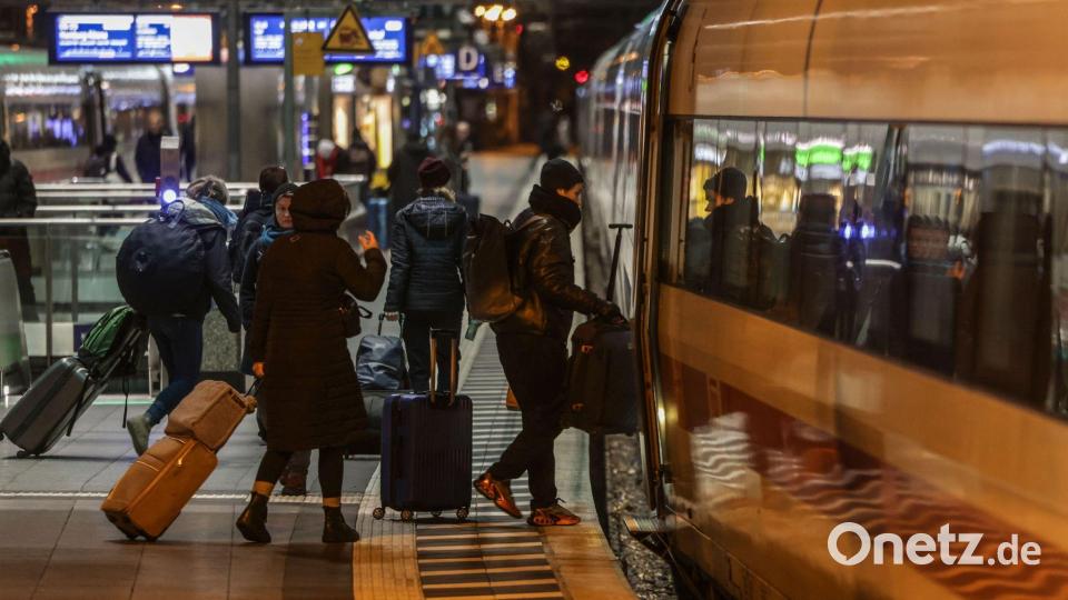 Die Deutsche Bahn hat im vergangenen Jahr erneut mehr Reisende transportiert als im Vorjahr. (Archivbild) Bild: Oliver Berg/dpa
