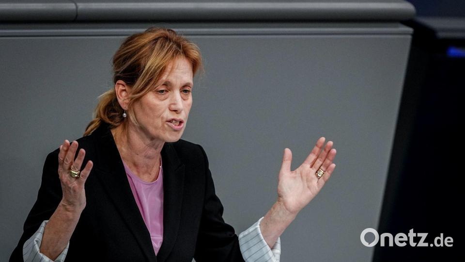 Familienministerin Karin Prien will das Programm „Demokratie leben!“ neu ausrichten. (Archivbild) Bild: Kay Nietfeld/dpa