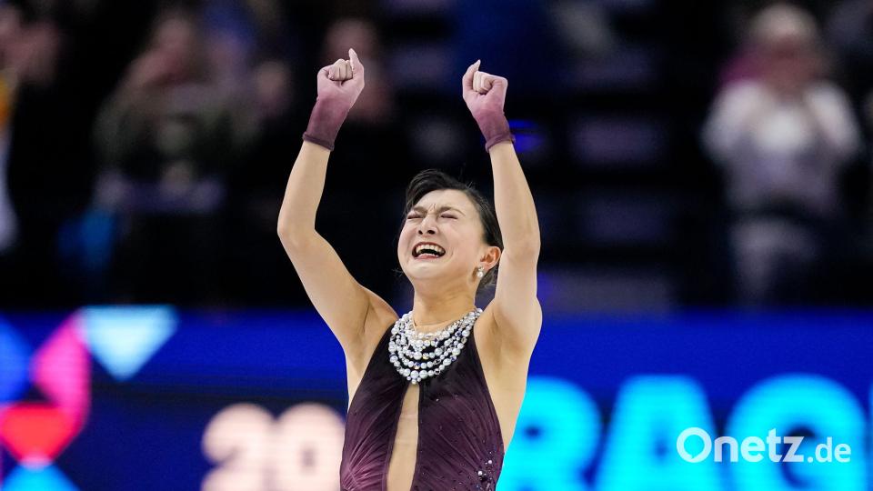 Kaori Sakamoto brach nach ihrer Gold-Kür in Tränen aus. Bild: Petr David Josek/AP/dpa