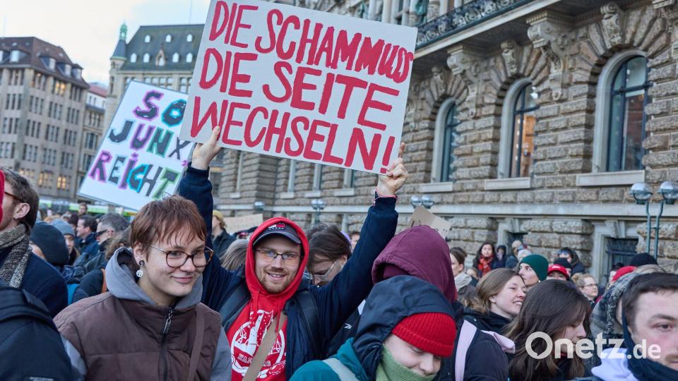 Die Demonstranten forderten: „Die Scham muss die Seite wechseln“. Bild: Georg Wendt/dpa