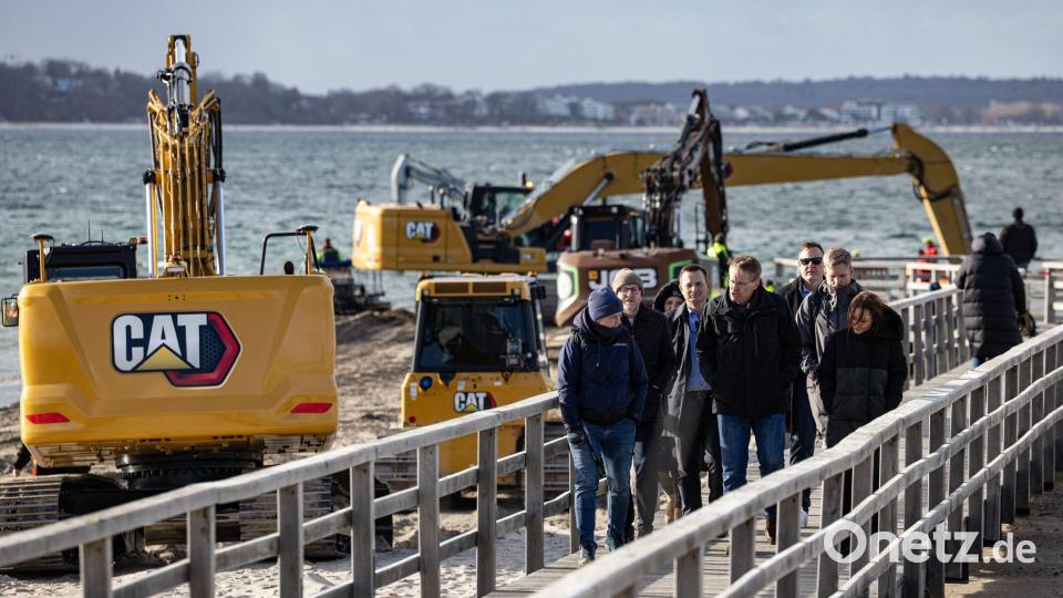 Großer Einsatz zur Rettung des gestrandeten Buckelwals Bild: Ulrich Perrey/dpa