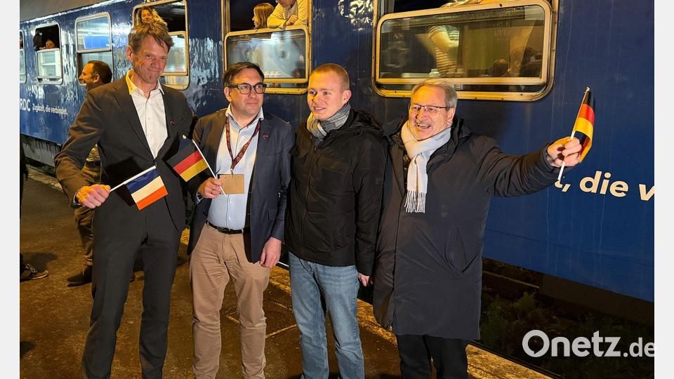 Freudiger Empfang für den neuen Nachtzug im nordfranzösischen Aulnoye-Aymeries. Bild: Michael Evers/dpa