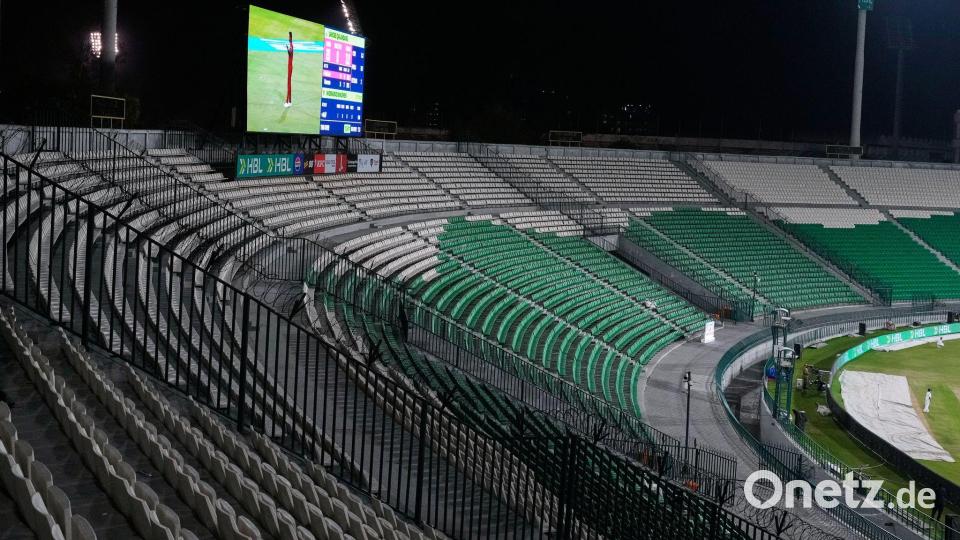 Um Sprit zu sparen, spielt die pakistanische Kricket-Liga seit Donnerstag vor leeren Rängen. Bild: K.M. Chaudary/AP/dpa