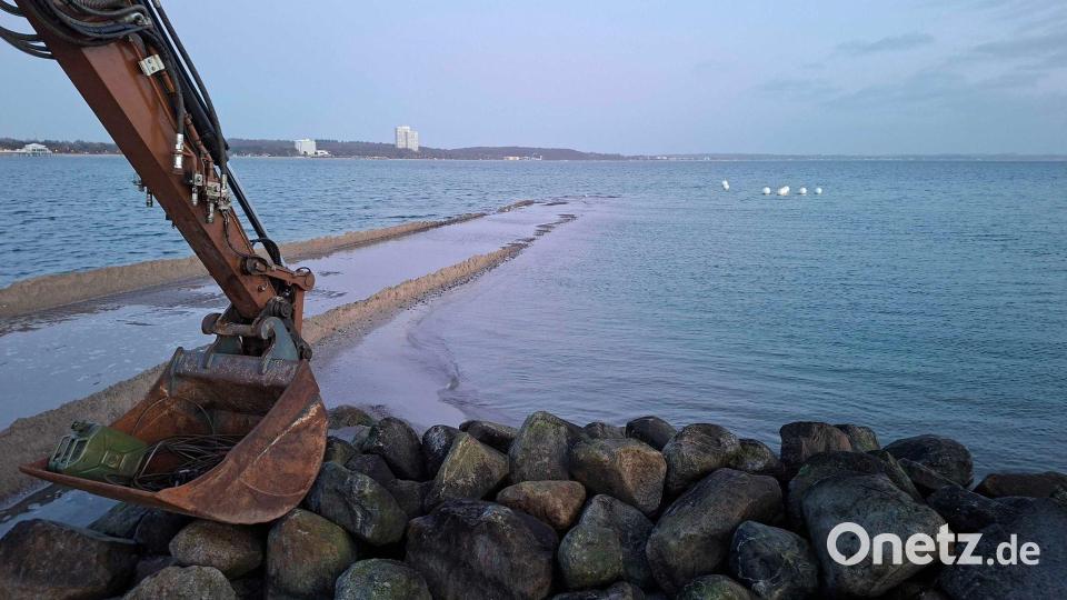 Hoffnung auf Rettung: Vor Timmendorfer Strand ist der zuvor gestrandete Buckelwal am frühen Morgen nicht mehr an der Sandband zu sehen. Bild: Kai Moorschlatt/dpa