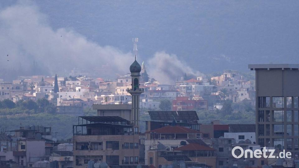 Explosionen in der Ferne: Rauch nach Luftangriff auf Qlaileh steigt nahe Tyrus im Südlibanon auf Bild: Hussein Malla/AP/dpa