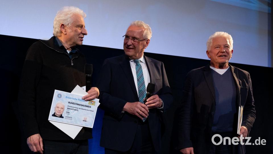 Bayerns Innenminister Joachim Herrmann überreichte den Ehrenkommissaren ihre Ruhestandsurkunde. Bild: Sven Hoppe/dpa