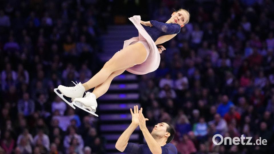 Minerva Hase und Nikita Volodin begeisterten das Publikum in der Prager Arena. Bild: Petr David Josek/AP/dpa
