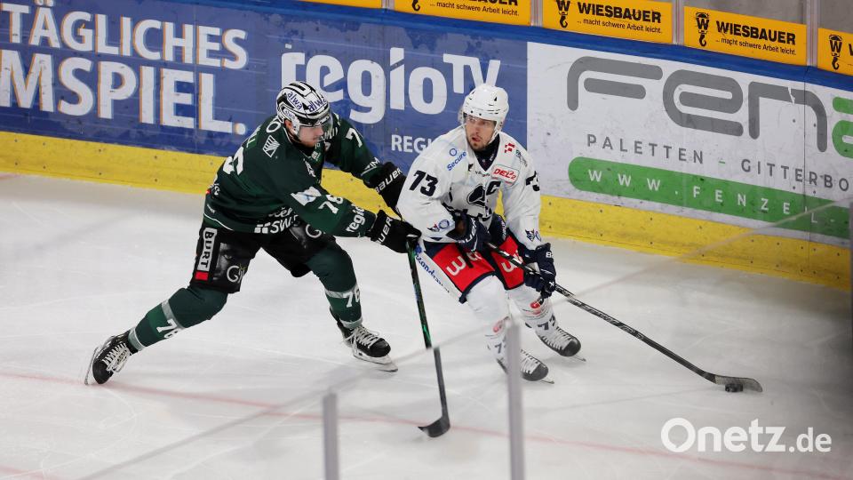 Ein Abend zum Vergessen für Kapitän Tomas Rubes (rechts) und die Blue Devils Weiden: Die Weidener verloren das Duell mit dem Aufsteiger Bietigheim Steelers am Freitagabend deutlich mit 1:6. Bild: Alexander Keppler