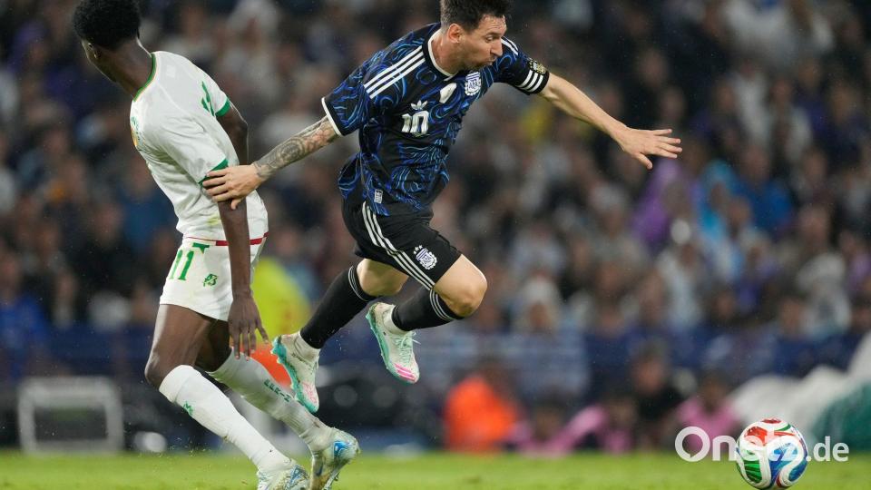 Im Stadion können Zuschauer die Auftritte des argentinischen Weltmeisters von der Leo-Messi-Tribüne aus verfolgen. Bild: Gustavo Garello/AP/dpa