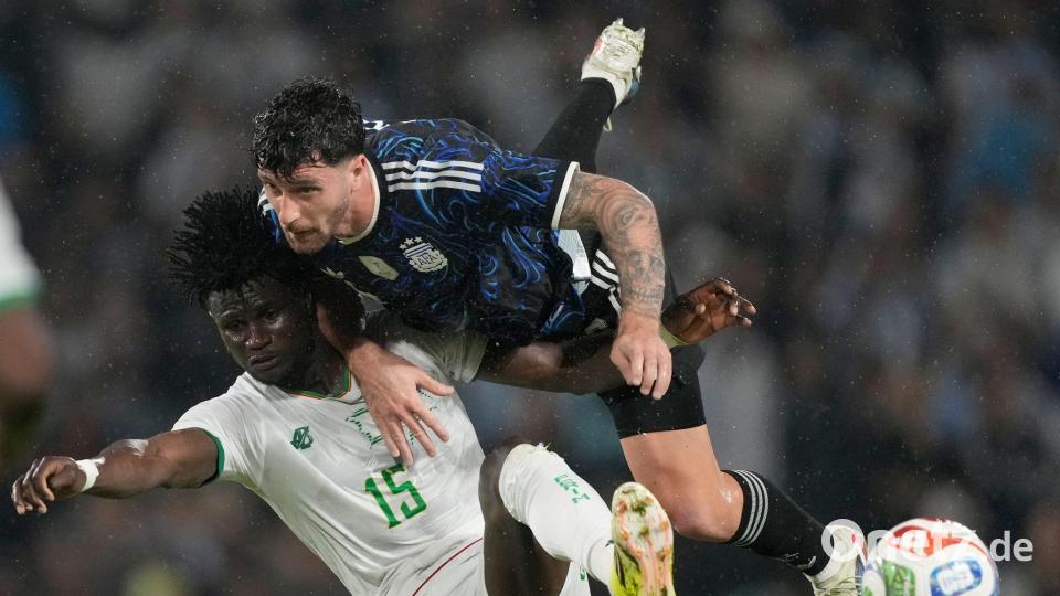 Argentiniens Marcos Senesi (r) und mauretaniens Pape Ndiaga Yade kämpfen um den Ball. Bild: Gustavo Garello/AP/dpa