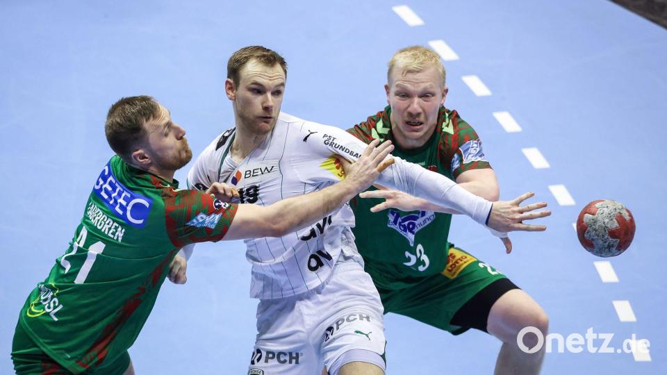 Die Magdeburger Albin Lagergren (l.) und Magnus Saugstrup attackieren Berlins Welthandballer Mathias Gidsel. Bild: Ronny Hartmann/dpa-Zentralbild/dpa