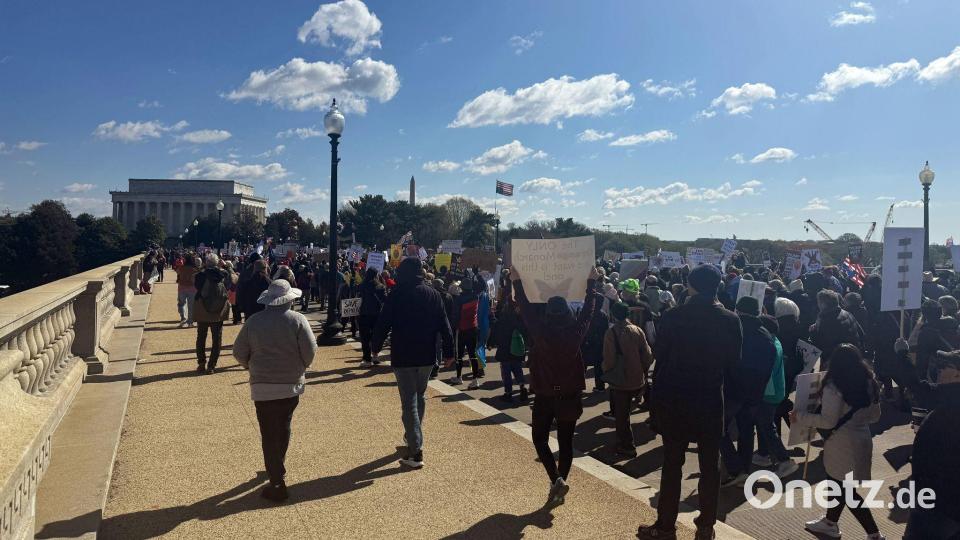 Die Demonstranten marschieren von der Memorial Bridge bis zum Washington Monument. Bild: Anna Ringle/dpa