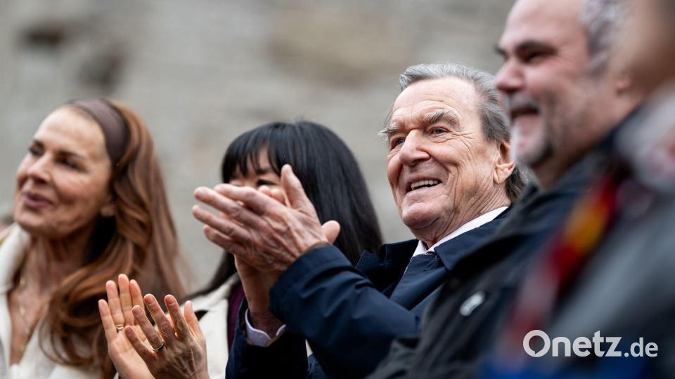Der ehemalige Bundeskanzler Gerhard Schröder (M r) nimmt teil an der Enthüllung der Statue von Theaterherzog Georg II. von Sachsen-Meiningen. Bild: Jacob Schröter/dpa