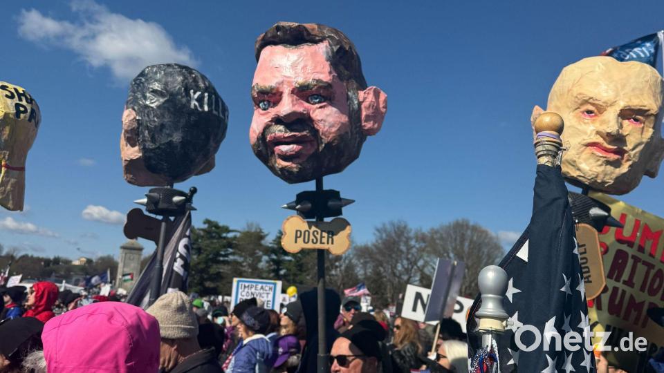 In Washington tragen Demonstrierende Pappköpfe, die unter anderem den US-Vizepräsidenten J.D. Vance (M) darstellen sollen. Bild: Anna Ringle/dpa