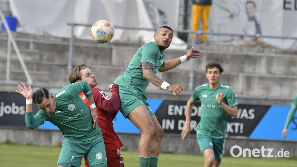 Ertugrul Er (Dritter von links) von der DJK Gebenbach hat in dieses Szene die Lufthoheit, beobachtet von Salah El Berd (links) und Jonas Schwindl (rechts). Bild: Hubert Ziegler