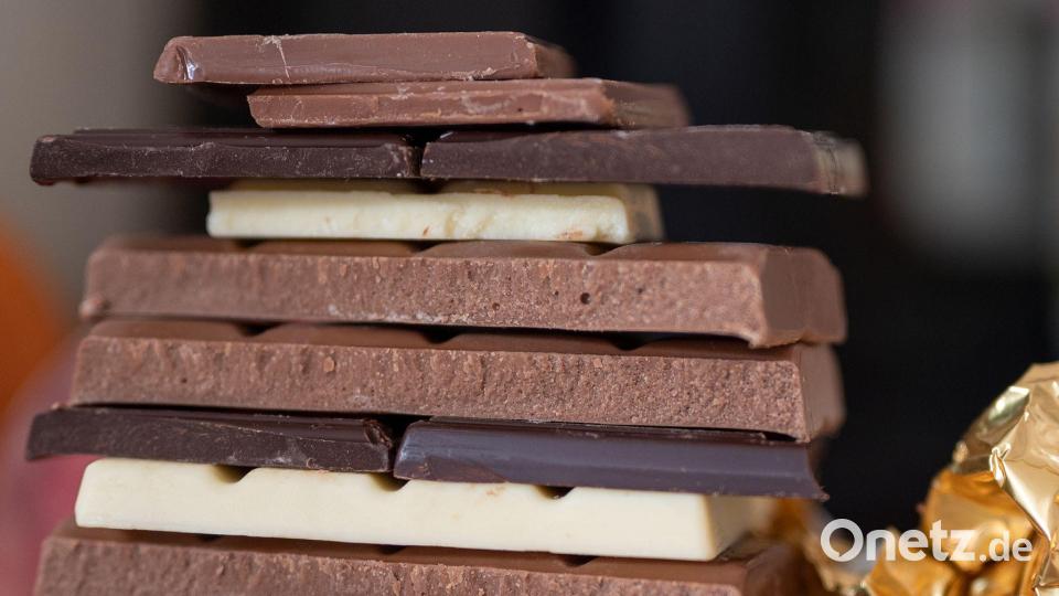 Die Menschen in Deutschland essen laut YouGov am liebsten Vollmilchschokolade. Jeder Zweite gibt die Sorte an. Bild: Monika Skolimowska/dpa-Zentralbild/dpa