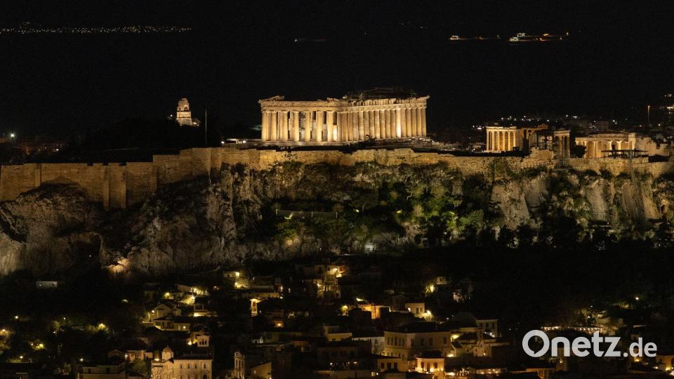 Die Akropolis im Zentrum Athens hell erleuchtet - kurz bevor sie im Rahmen der Earth Hour ihre Lichter abschaltet. Bild: Socrates Baltagiannis/dpa