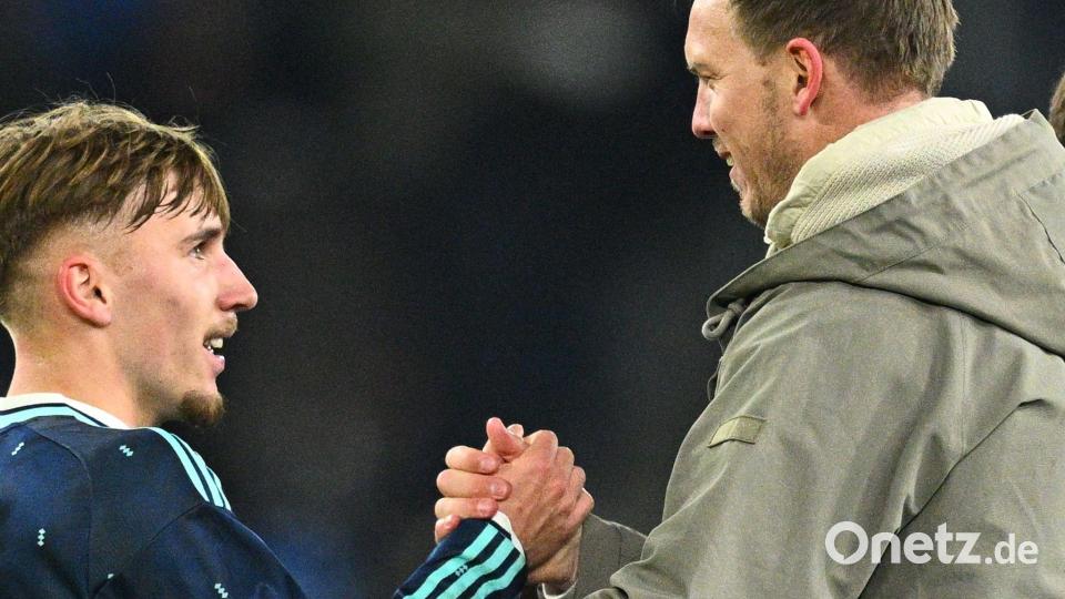 Lennart Karl klatscht nach seinem Länderspieldebüt mit dem Bundestrainer ab. Bild: Tom Weller/dpa