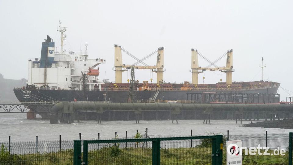 Ein 2023 beschlagnahmtes Frachtschiff am Marino Point im irischen Cork. (Archivbild) Bild: Niall Carson/PA Wire/dpa