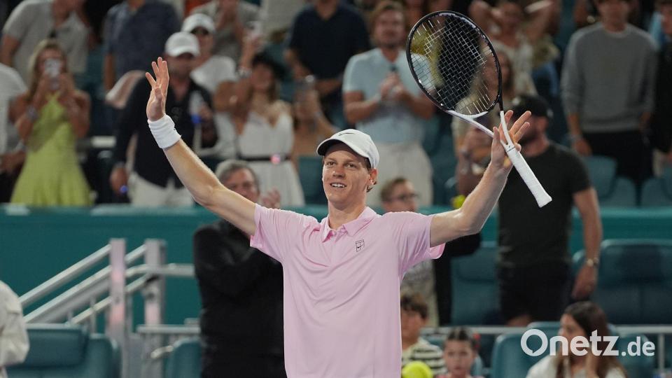 Der Italiener Jannik Sinner reagiert nach seinem Sieg über den Deutschen Alexander Zverev. Bild: Marta Lavandier/AP/dpa