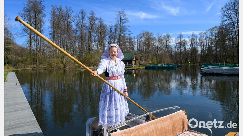 Neele Birkhold steht in einem Kahn zur Eröffnung der Saison. Bild: Patrick Pleul/dpa