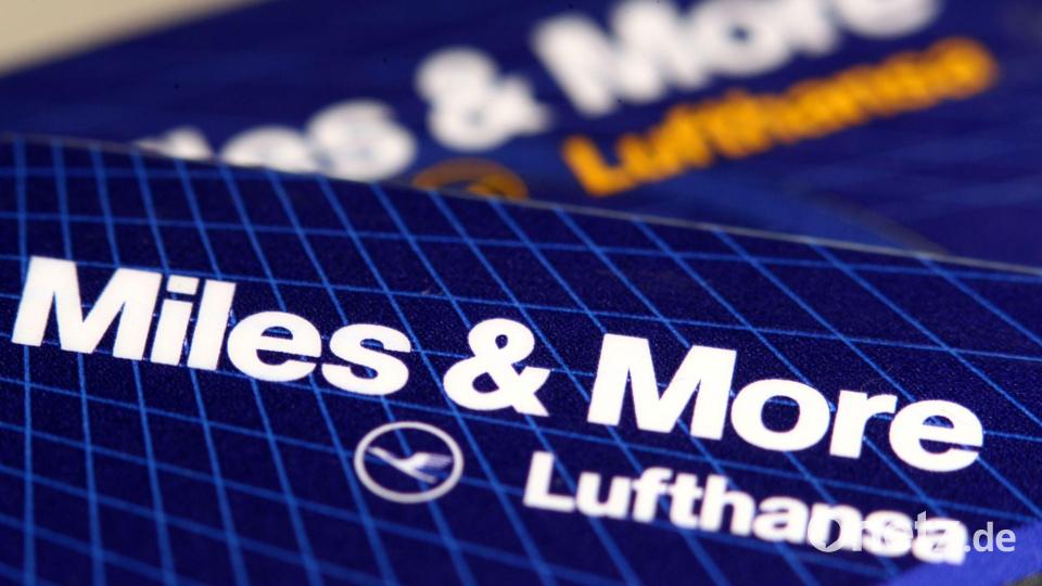 Für Miles & More braucht es eine neue Kreditkarte. (Archivbild) Bild: Jens Büttner/dpa-Zentralbild/dpa