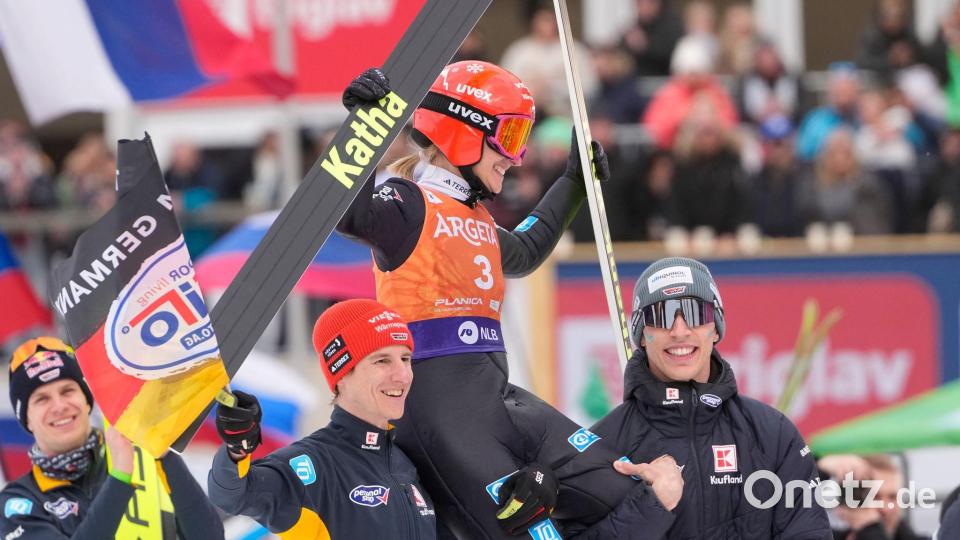 Wurde nach ihrem letzten Sprung ausgiebig gefeiert: Katharina Schmid. Bild: Darko Bandic/AP/dpa