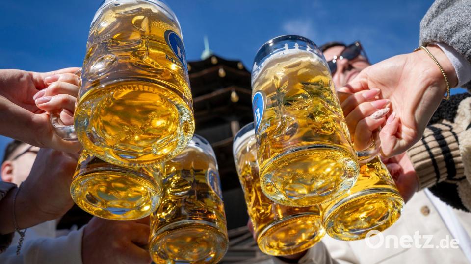 Der Frühling lockt die Menschen in Biergärten. (Archivbild) Bild: Peter Kneffel/dpa