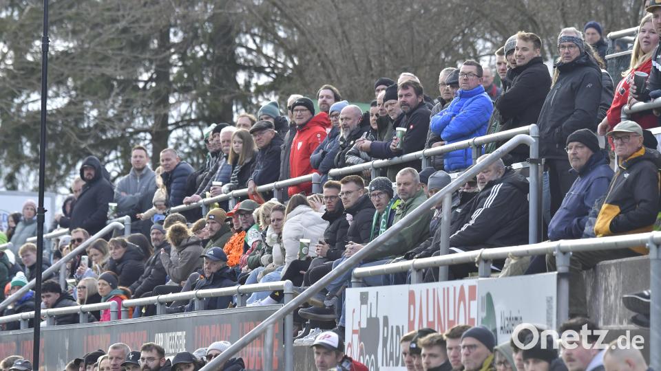 Zuschauer in Gebenbach. Bild: Hubert Ziegler