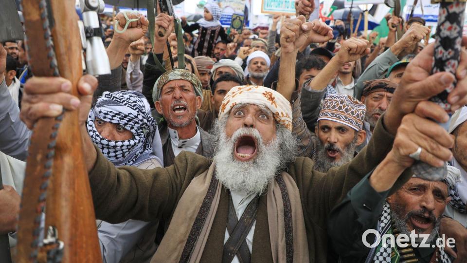 Die Huthi-Anhänger reklamieren einen Raketenangriff auf Israel für sich. Bild: Osamah Abdulrahman/AP/dpa