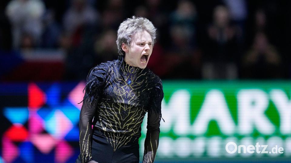 Eiskunstlauf-Superstar Ilia Malinin schrie seine Freude nach einer tollen Kür heraus. Bild: Petr David Josek/AP/dpa